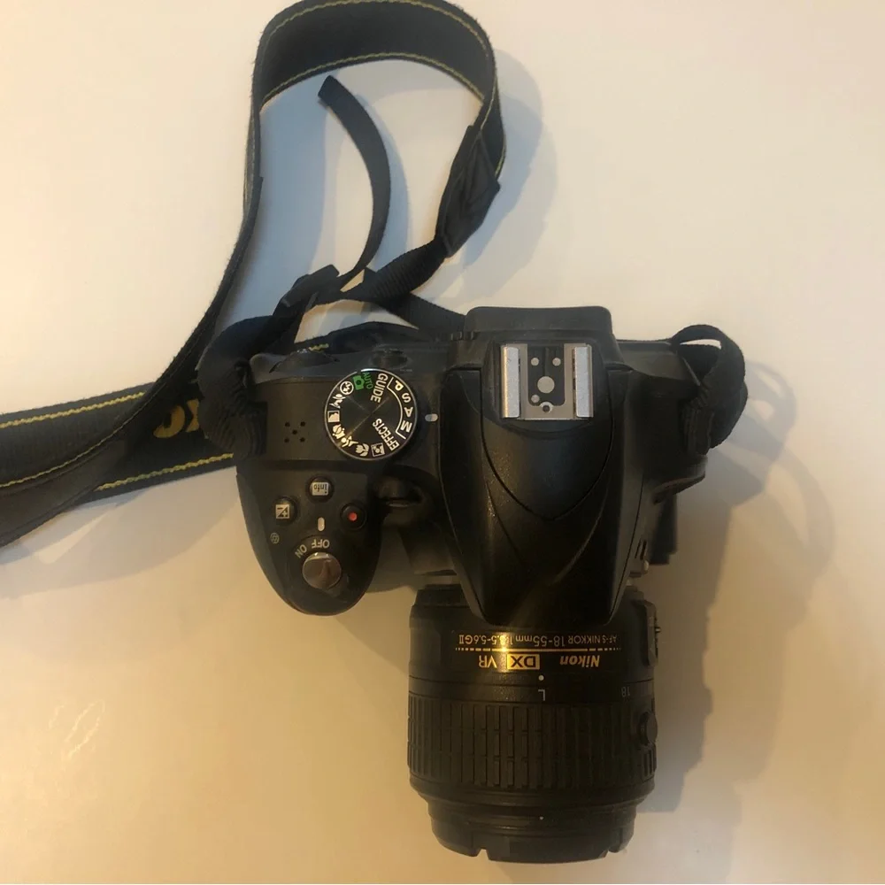 Selling LIKE NEW NIKON D3300